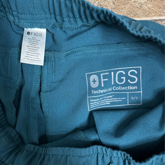 FIGS Technical Collection Scrub Set – L Top & S Joggers | Deep Teal - Picture 7 of 16